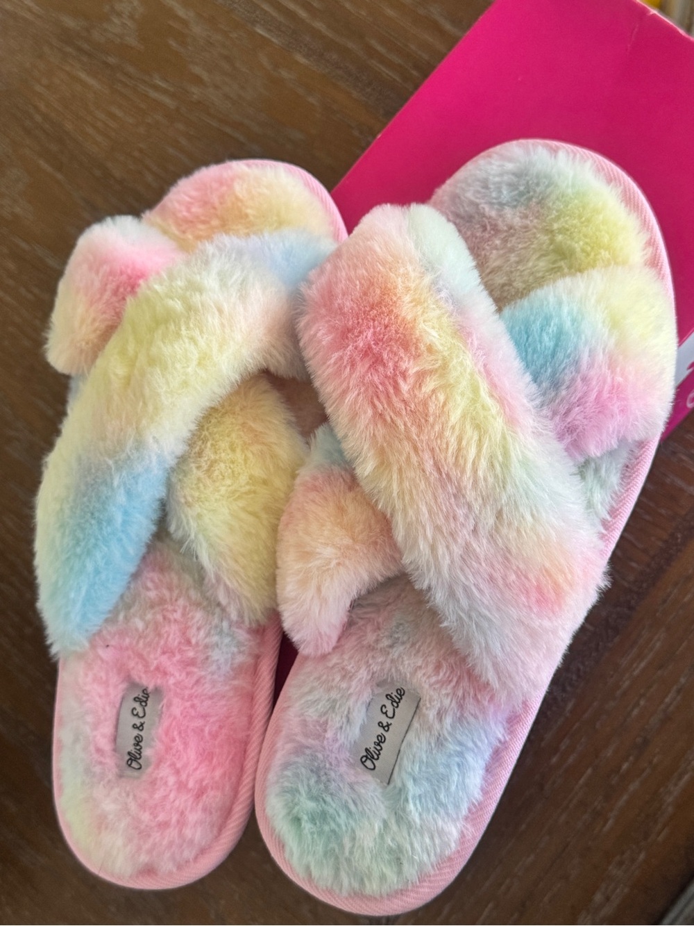 NEW Olive & Edie Rainbow Faux Fur Crisscross Slippers size 4/5